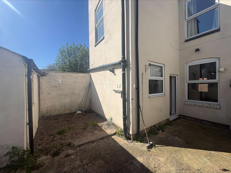 Detached House in Nottingham image 5